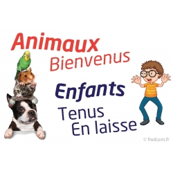 Animaux bienvenus enfants tenus en laisse