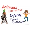 Animaux bienvenus enfants tenus en laisse